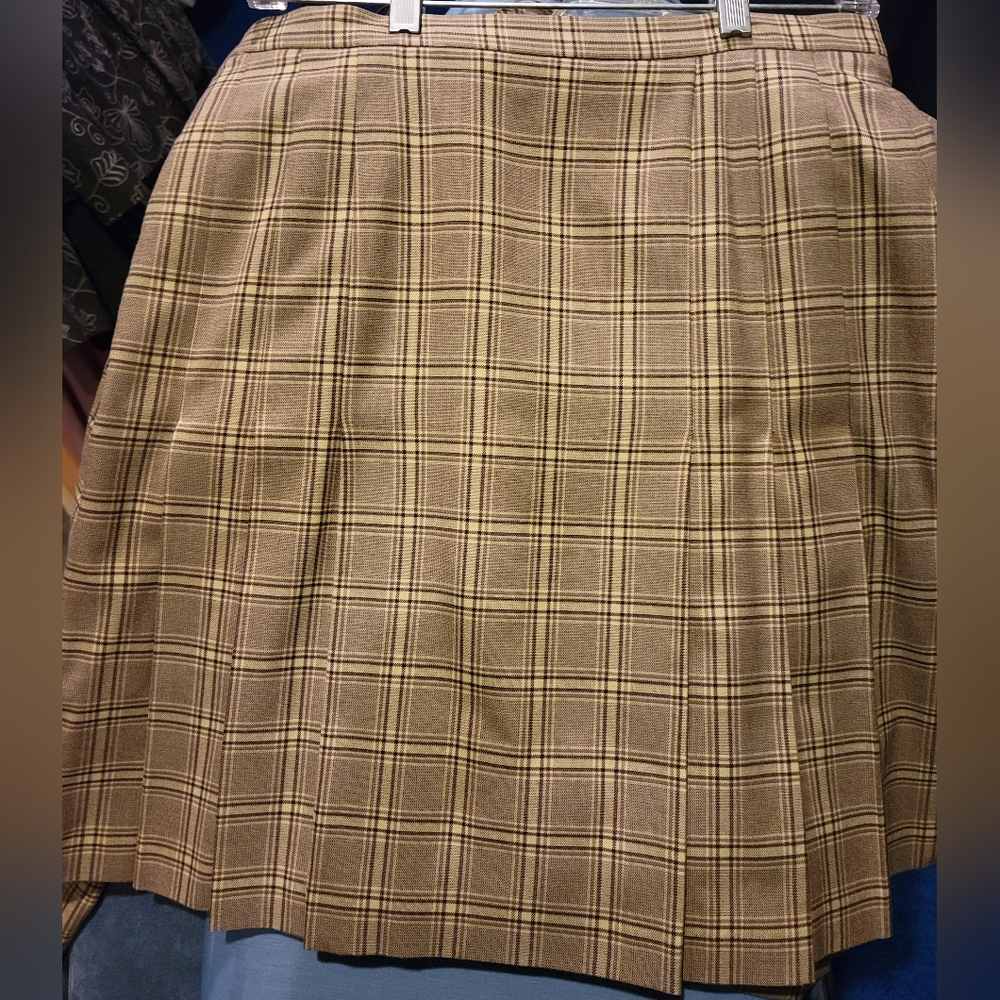170. Tahari skirt set - Picture 5 of 6